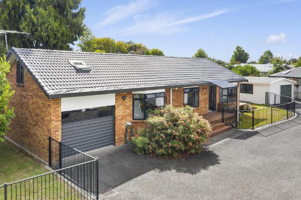 Red Brick House Villa Auckland Exterior photo
